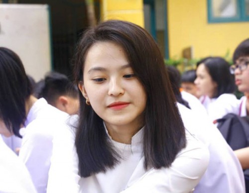 Chùm ảnh trong lễ khai giảng chứng minh nữ sinh Việt cứ mặc áo dài là "auto" xinh!