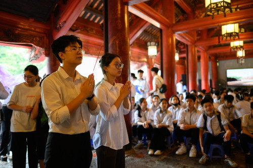 Hà Nội: Hàng trăm sĩ tử cùng phụ huynh đến Văn Miếu cầu may trước kỳ thi vào lớp 10 THPT