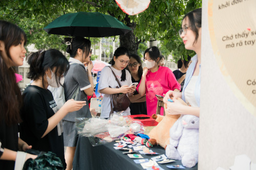 Dù thời tiết nắng nóng nhưng cũng không bằng “sức nóng’’ tại điểm dựng booth của sự kiện.