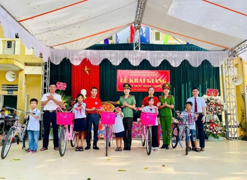Những chiếc xe đạp của hy vọng: Trao yêu thương cho học sinh nghèo vượt khó