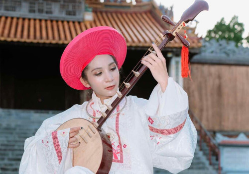 Hương Lan nghệ sĩ trẻ nặng lòng với chầu văn