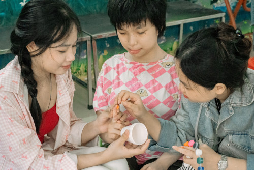 “Gian hàng cổ tích”: Câu chuyện nhân văn của sinh viên Việt gửi đến cộng đồng