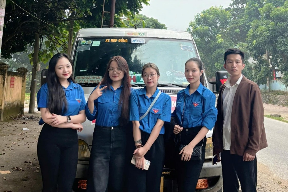 Chiến dịch "Trang sách cho em" Mang tri thức đến học sinh Bản Vược, Lào Cai