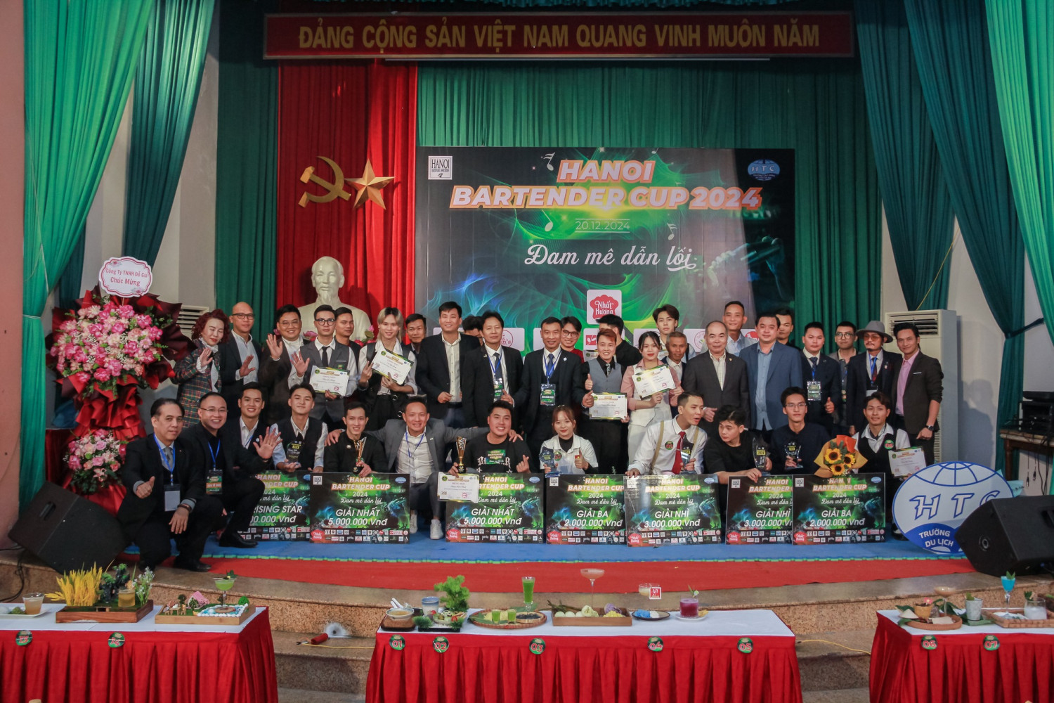BTC cùng các thí sinh đạt giải tại Hanoi Bartender Cup 2024