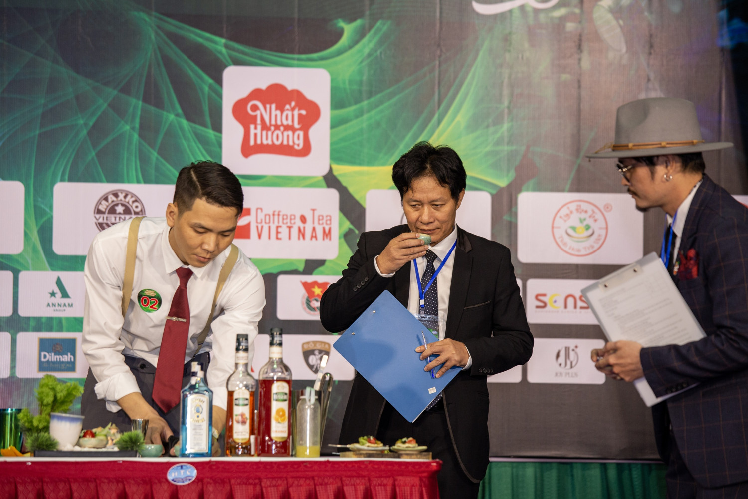 Các vị giám khảo trực tiếp thưởng thức cocktail của từng thí sinh để đưa ra đánh giá khách quan, công tâm nhất