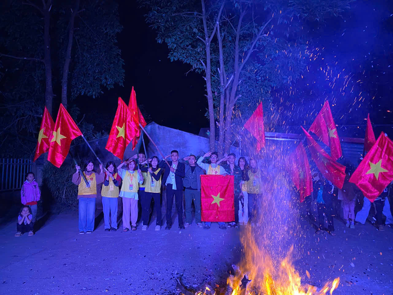 Giao lưu văn nghệ và đốt lửa trại