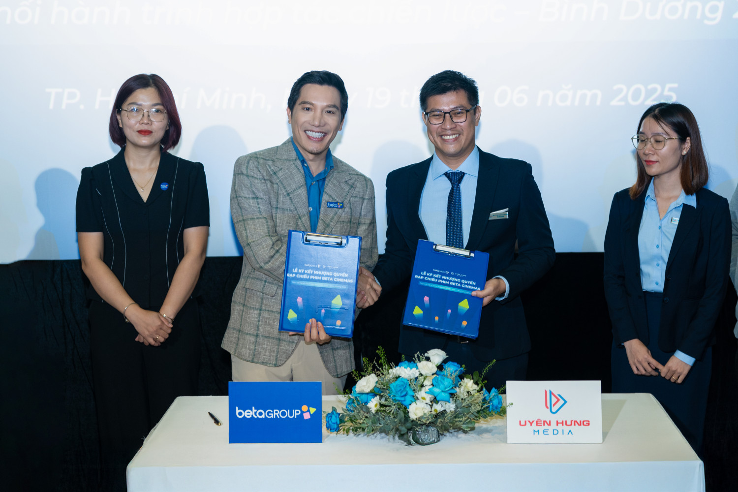 3 Ông Bùi Quang Minh – Chủ tịch Beta Group và ông Lê Trần Minh Huy – Giám đốc Uyên Hưng Media chính thức ký kết hợp tác mở rộng mô hình rạp nhượng quyền tại Bình Dương